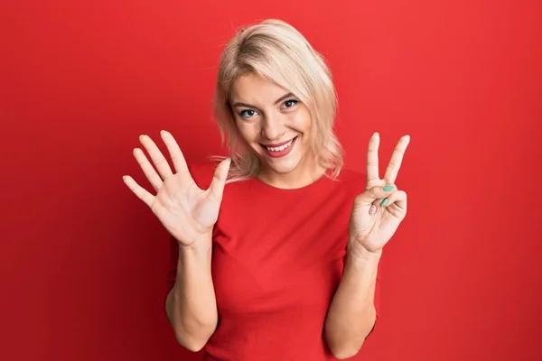 Junges Blondes Mädchen Lässiger Kleidung Zeigt Mit Finger Nummer Sieben — Stockfoto