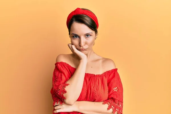 Young Brunette Woman Short Hair Wearing Casual Clothes Thinking Looking — Stock Photo, Image