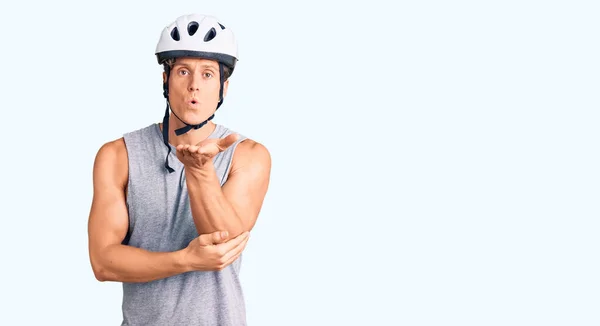 Jovem Homem Bonito Usando Capacete Bicicleta Olhando Para Câmera Soprando — Fotografia de Stock