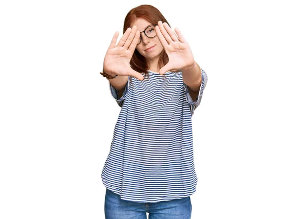 Gündelik Kıyafetler Gözlük Takan Parmakları Kullanarak Çerçeve Yapan Fotoğraf Makinesi — Stok fotoğraf