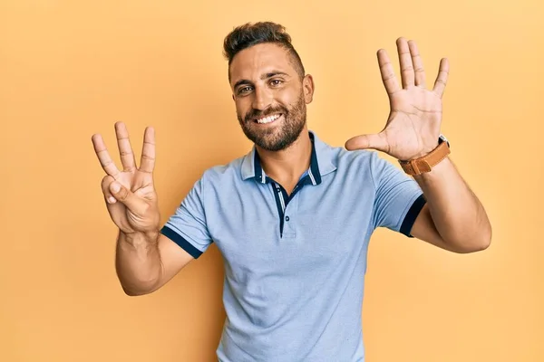 Hombre Guapo Con Barba Usando Ropa Casual Mostrando Señalando Hacia — Foto de Stock