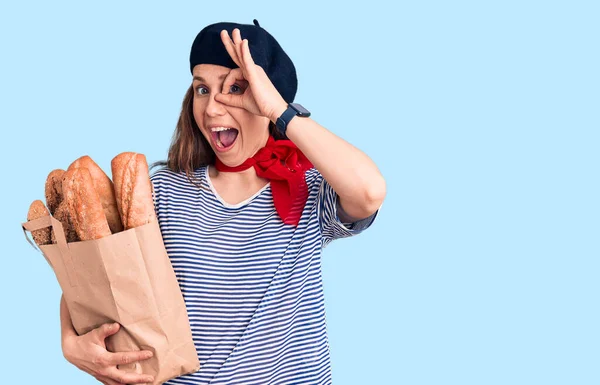Junge Schöne Blonde Frau Mit Französischem Baskenmützenhalter Tasche Mit Brot — Stockfoto