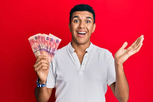 Joven Árabe Sosteniendo Billetes Rand Sudafricanos Celebrando Logro Con Sonrisa —  Fotos de Stock