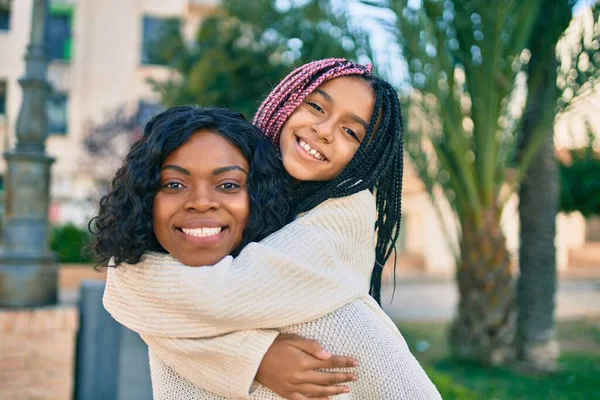 Güzel Afrikalı Amerikalı Anne Kızını Sırtında Taşırken Mutlu Bir Şekilde — Stok fotoğraf