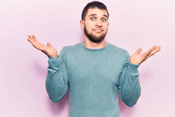 Jovem Homem Bonito Vestindo Camisola Casual Sem Noção Confundido Com — Fotografia de Stock