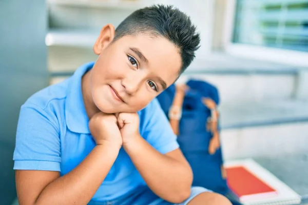 Liebenswerter Schüler Lächelt Glücklich Auf Der Treppe Der Schule — Stockfoto