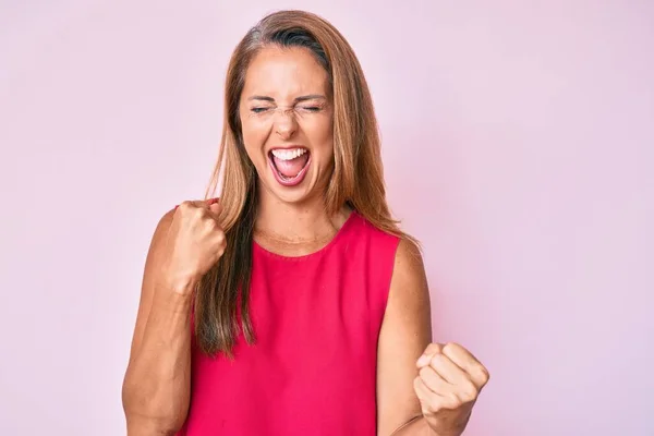 Mulher Hispânica Meia Idade Vestindo Roupas Casuais Comemorando Surpreso Surpreso — Fotografia de Stock