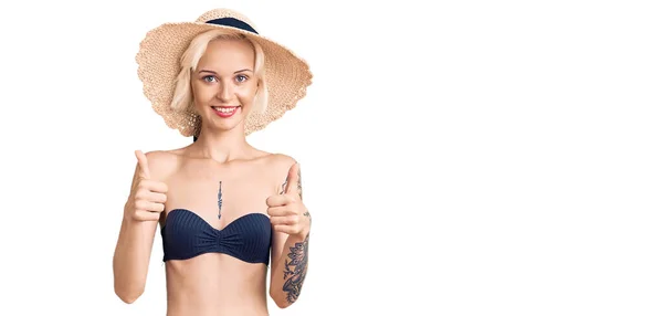 Giovane Donna Bionda Con Tatuaggio Che Indossa Bikini Cappello Estivo — Foto Stock