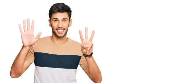 Jovem Homem Bonito Vestindo Roupas Casuais Mostrando Apontando Para Cima — Fotografia de Stock