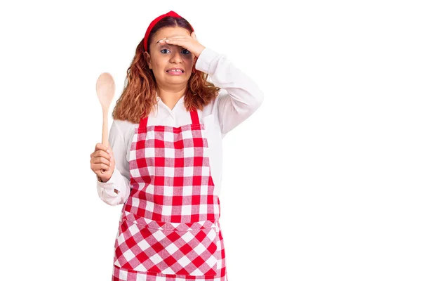 Mujer Latina Joven Usando Delantal Sosteniendo Cuchara Madera Estresada Frustrada — Foto de Stock