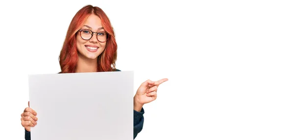 Joven Pelirroja Sosteniendo Blanco Banner Vacío Sonriendo Feliz Señalando Con —  Fotos de Stock