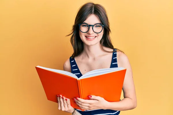 Young Beautiful Caucasian Girl Reading Book Wearing Glasses Smiling Happy — Stock Photo, Image