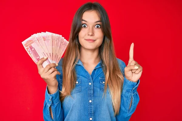 Hermosa Mujer Caucásica Sosteniendo Billetes Chinos Yuan Sonriendo Con Una —  Fotos de Stock