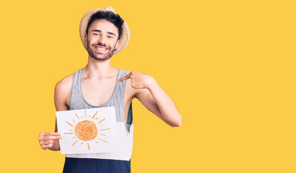 Ung Latinamerikan Man Bär Sommar Hatt Hålla Solen Dra Pekfinger — Stockfoto