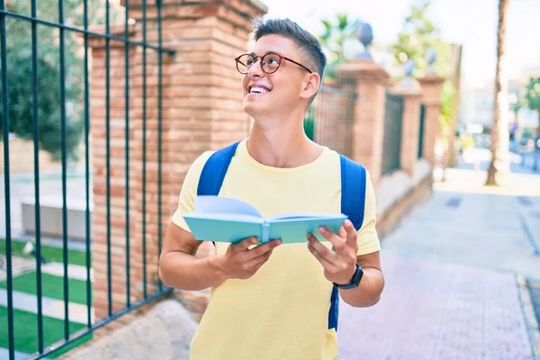 Young Hispanic Student Smiling Happy Reading Book Standing Street City — Stock Photo, Image