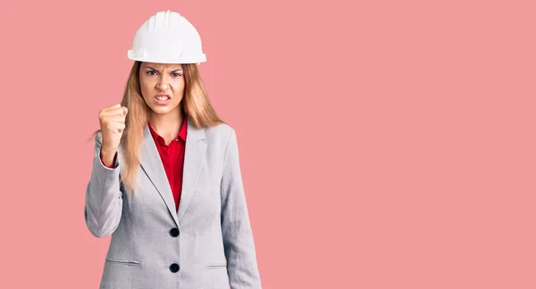 Mooie Jonge Vrouw Met Een Architectonische Helm Boos Woedend Opvoedende — Stockfoto