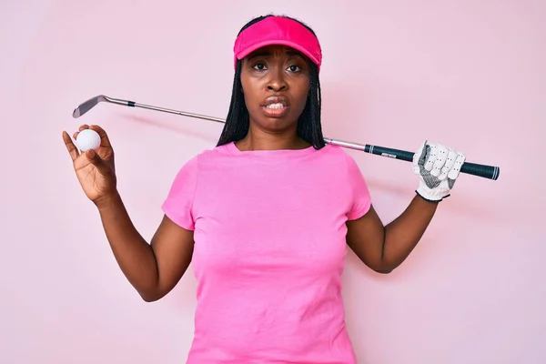 Afrikansk Amerikansk Golfare Kvinna Med Flätor Håller Golfboll Ledtrådar Och — Stockfoto