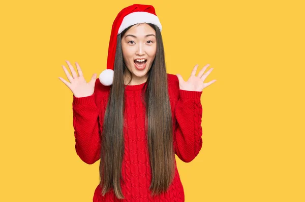 Junge Chinesin Mit Weihnachtsmütze Feiert Verrückt Und Erstaunt Über Den — Stockfoto