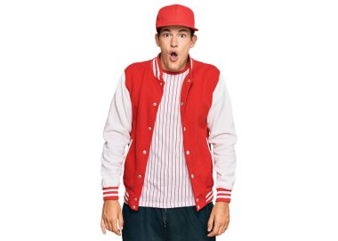 Beyzbol üniforması giyen yakışıklı beyaz adam. Şaşırtıcı bir ifadeyle, korkuyla ve heyecanlı bir yüzle korkmuş ve şok olmuştu.. 