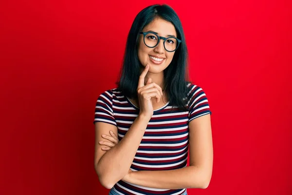 Hermosa Mujer Joven Asiática Con Ropa Casual Gafas Sonrientes Mirando —  Fotos de Stock