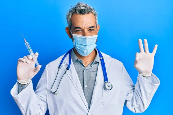 Šedovlasý Muž Středního Věku Uniformě Lékaře Lékařské Masce Držící Injekční — Stock fotografie