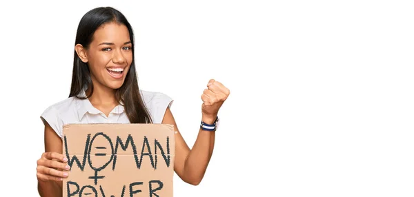 Hermosa Mujer Hispana Sosteniendo Una Pancarta Poder Mujer Gritando Orgullosa — Foto de Stock
