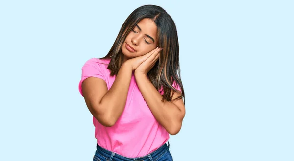 Jovencita Latina Vestida Con Ropa Casual Durmiendo Cansada Soñando Posando —  Fotos de Stock