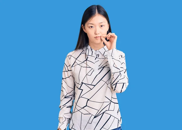 Jovem Mulher Chinesa Bonita Vestindo Boca Camisa Casual Lábios Fechados — Fotografia de Stock