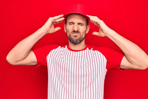 Jovem Jogador Bonito Homem Vestindo Sportswear Beisebol Sobre Fundo Vermelho — Fotografia de Stock