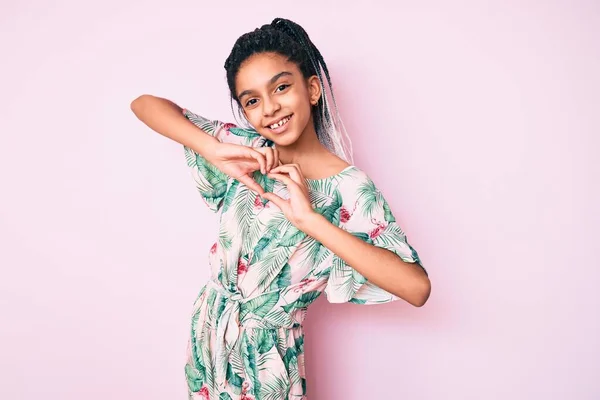 手でハートのシンボルと形状を示す愛の笑顔夏のスタイルを身に着けているブライドを持つ若いアフリカ系アメリカ人の女の子の子供 ロマンチックなコンセプト — ストック写真