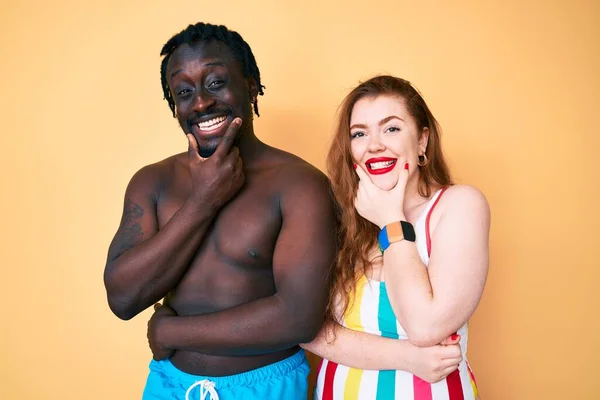 Couple Interracial Maillot Bain Regardant Avec Confiance Caméra Souriant Avec — Photo