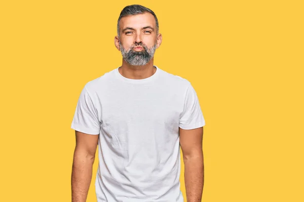 Homem Bonito Meia Idade Vestindo Casual Tshirt Branca Soprando Bochechas — Fotografia de Stock