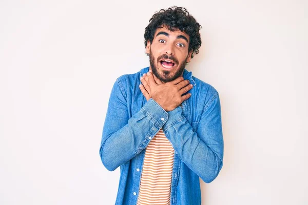 Jovem Bonito Com Cabelo Encaracolado Urso Vestindo Jaqueta Ganga Casual — Fotografia de Stock