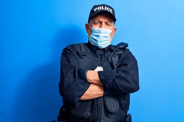 Mannelijke Senior Politieman Met Medisch Gezichtsmasker — Stockfoto