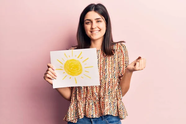 Jeune Belle Fille Tenant Soleil Dessiner Crier Fier Célébrer Victoire — Photo