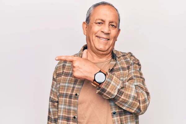 Homem Sênior Com Cabelos Grisalhos Vestindo Camisa Casual Sorrindo Alegre — Fotografia de Stock