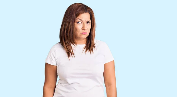 Femme Latine Âge Moyen Portant Shirt Blanc Décontracté Sceptique Nerveux — Photo