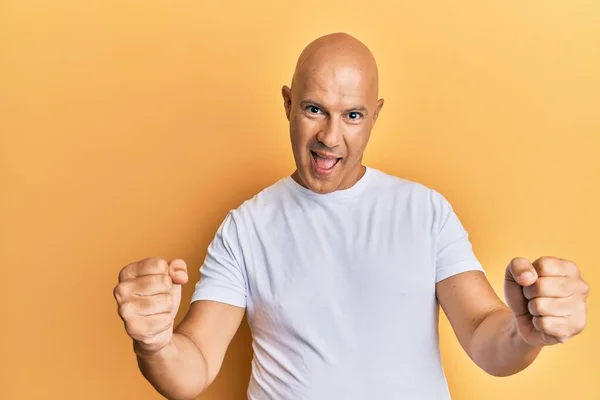 Middle Age Bald Man Wearing Casual White Tshirt Screaming Proud — Stock fotografie