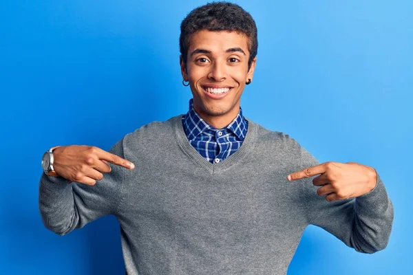 Junger Afrikanisch Amerikanischer Mann Lässiger Kleidung Sieht Selbstbewusst Aus Mit — Stockfoto