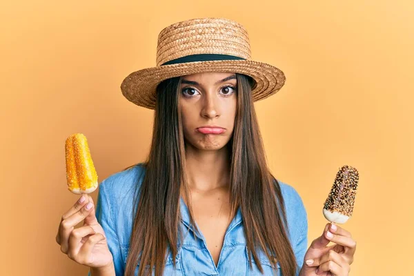 夏のスタイルを着て若いヒスパニック系の女性は アイスクリームを保持落ち込んで 苦痛のために心配し 怒っていると恐れて泣いている 悲しい表情 — ストック写真