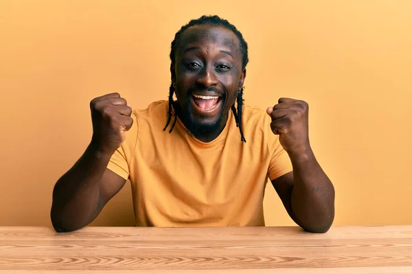 Guapo Joven Negro Vestido Con Ropa Casual Sentado Mesa Celebrando — Foto de Stock