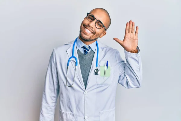 Hombre Adulto Hispano Vistiendo Uniforme Médico Estetoscopio Renunciando Decir Hola — Foto de Stock