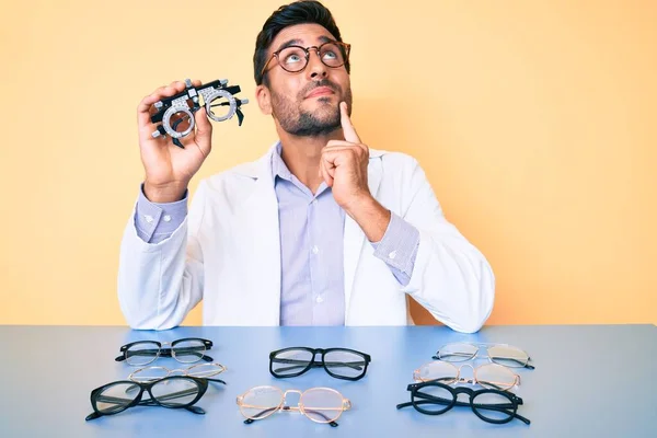 Junger Hispanischer Mann Mit Brille Gesicht Ernstes Nachdenken Über Frage — Stockfoto