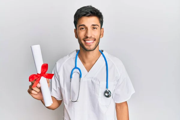 Junger Gutaussehender Mann Arztuniform Mit Medizinstudium Sieht Positiv Und Glücklich — Stockfoto
