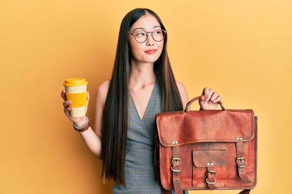 Jonge Chinese Vrouw Met Leren Tas Het Drinken Van Een — Stockfoto