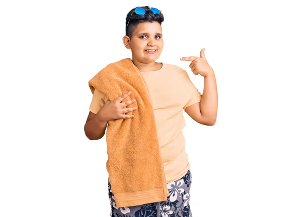 小さな男の子は水着とタオルを身に着けているビーチに行く指を指す1つの自己笑顔幸せと誇り — ストック写真