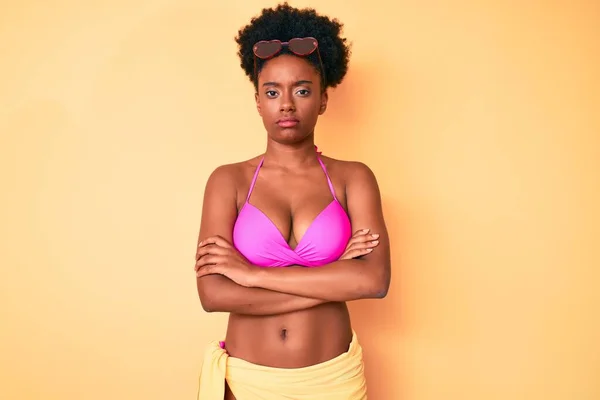 Mujer Afroamericana Joven Vistiendo Bikini Escéptico Nervioso Desaprobando Expresión Cara — Foto de Stock