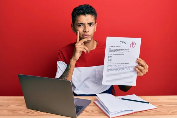 Ung Vacker Afrikansk Amerikan Som Visar Misslyckad Examen Allvarligt Ansikte — Stockfoto