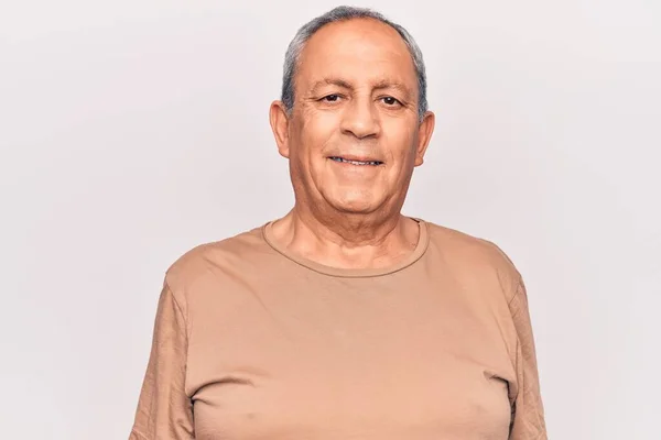 Hombre Mayor Con Pelo Gris Que Lleva Una Camiseta Casual — Foto de Stock