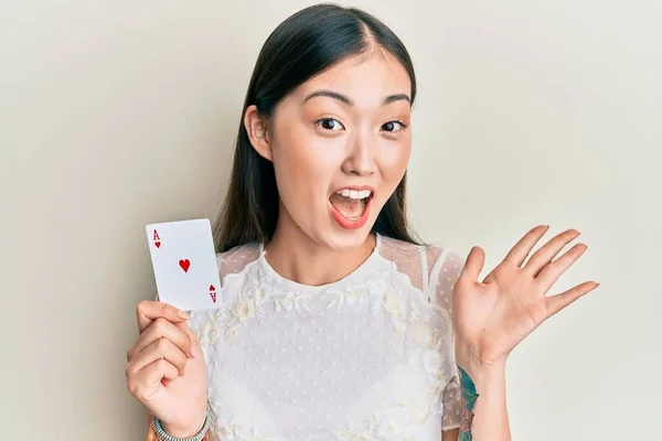 Молодая Китаянка Держит Туз Покер Карты Празднования Достижения Счастливой Улыбкой — стоковое фото